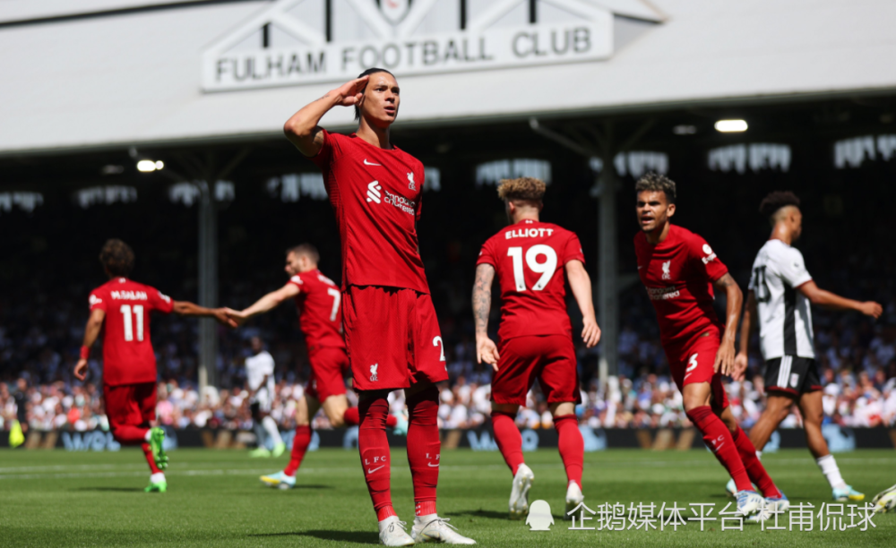 太阳报：里奇的主持人女友亮相米兰德比，透视装造型引发热议