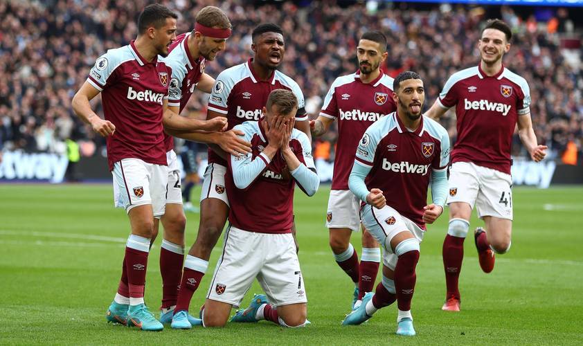 前锋连续助攻，团队配合默契